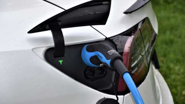 Electric Vehicles Wont Replace Gas Cars will what happen when oil-runs out gasoline energy slow charge